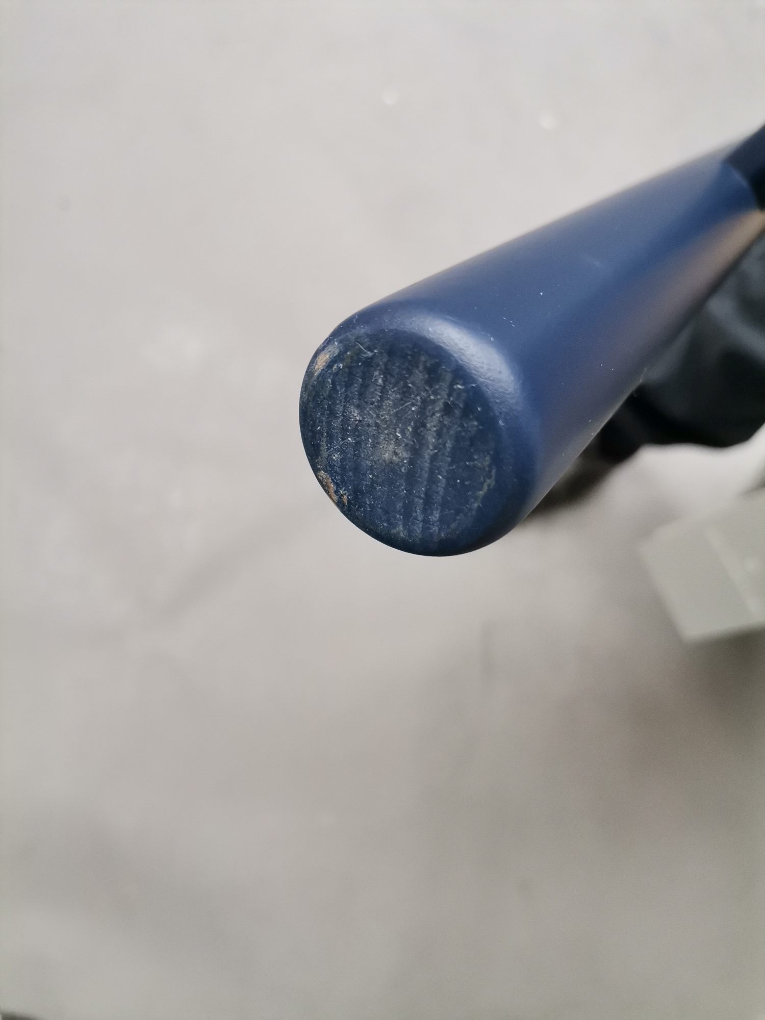 Detailaufnahme eines blauen CH53 Hockerbeins von Carl Hansen & Søn, Mängelexemplar mit Gebrauchsspuren.