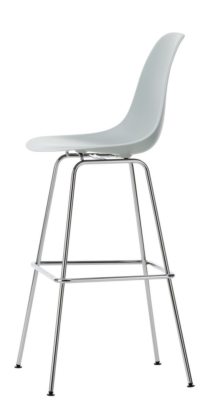 Eames Barhocker von Vitra, hohe Ausführung mit verchromtem Stahlgestell und hellgrauer Sitzschale.