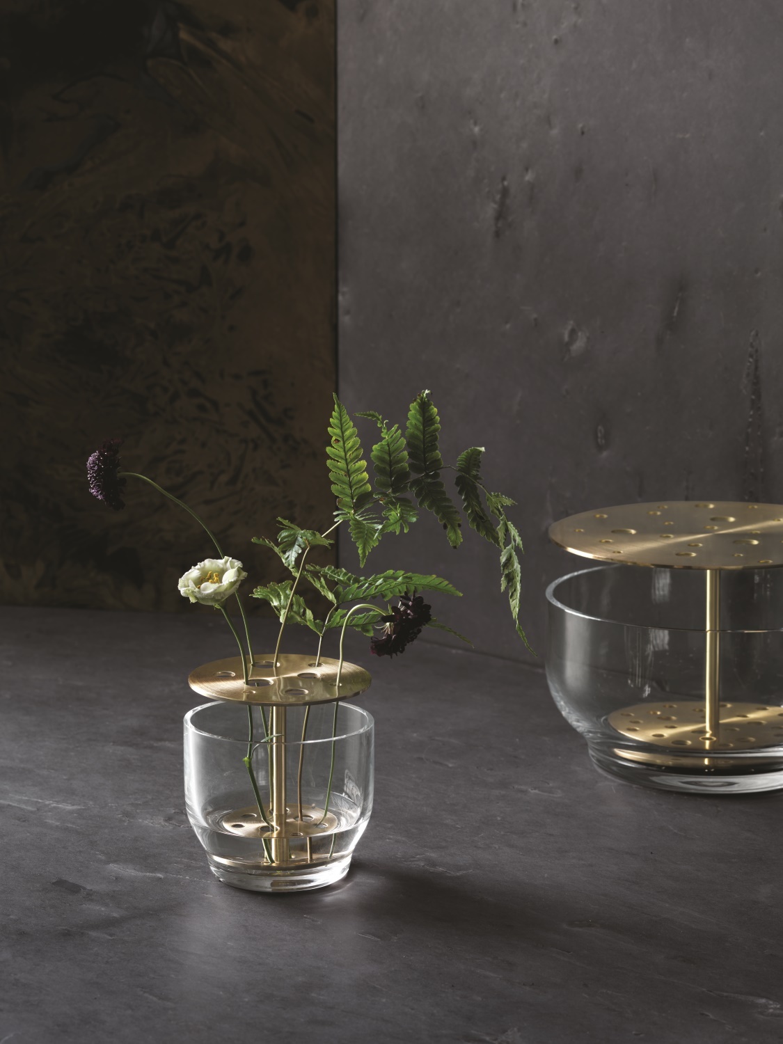Kleine Ikebana Vase von Fritz Hansen mit Blumen und goldenem Einsatz. Dekorative Blumenvase.