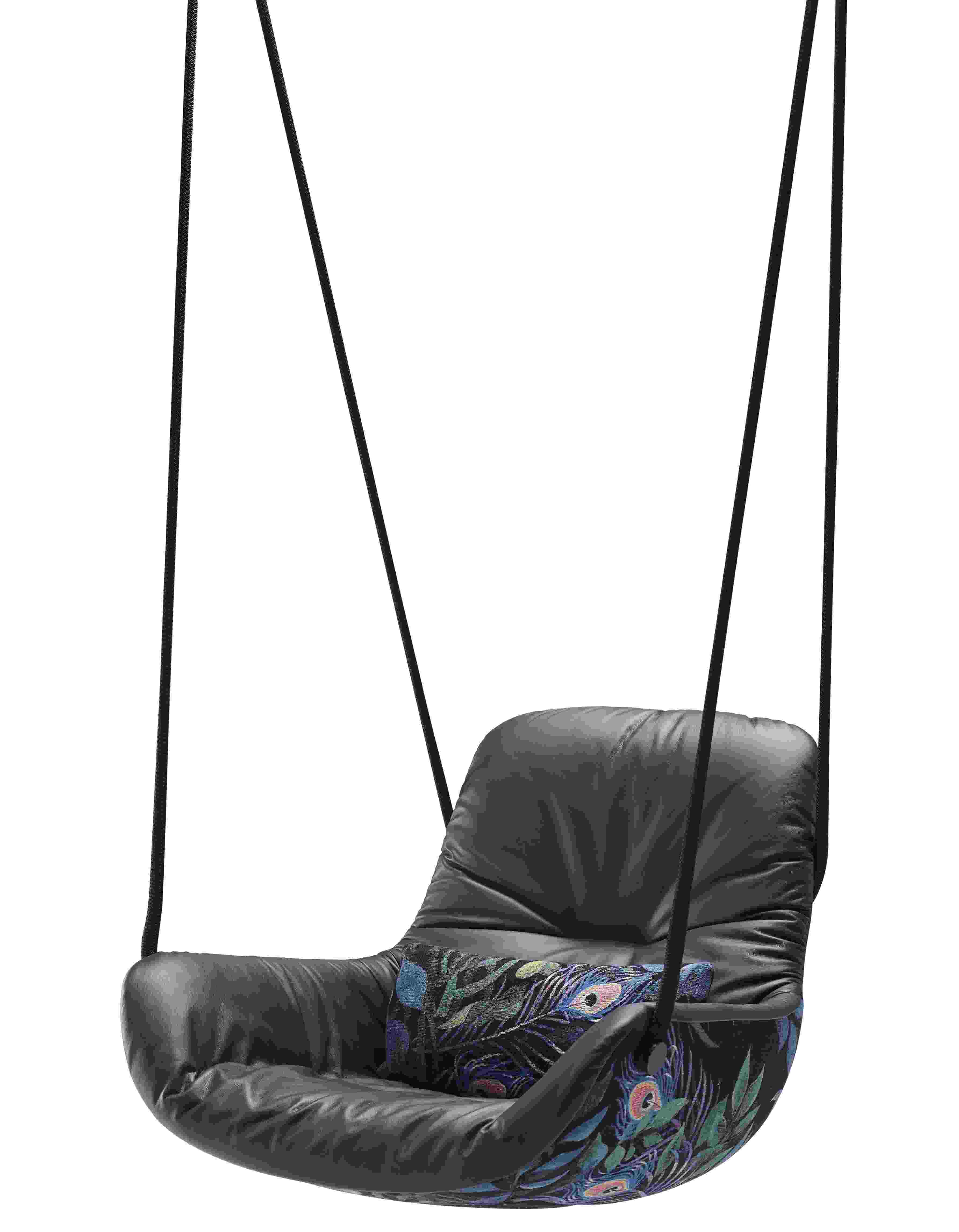 Leya Swing Seat von Freifrau Manufaktur, schwarzer Hängesessel mit gemustertem Kissen und Seilen.