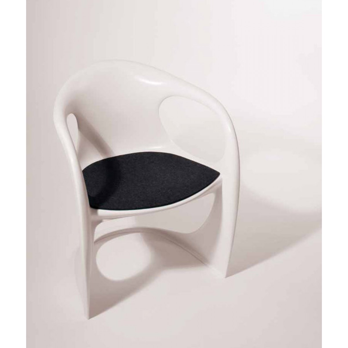 Weiße Casalino Armchair mit dunkelgrauer Filz Sitzauflage von Begge Parkhaus Berlin. Komfort und Design.