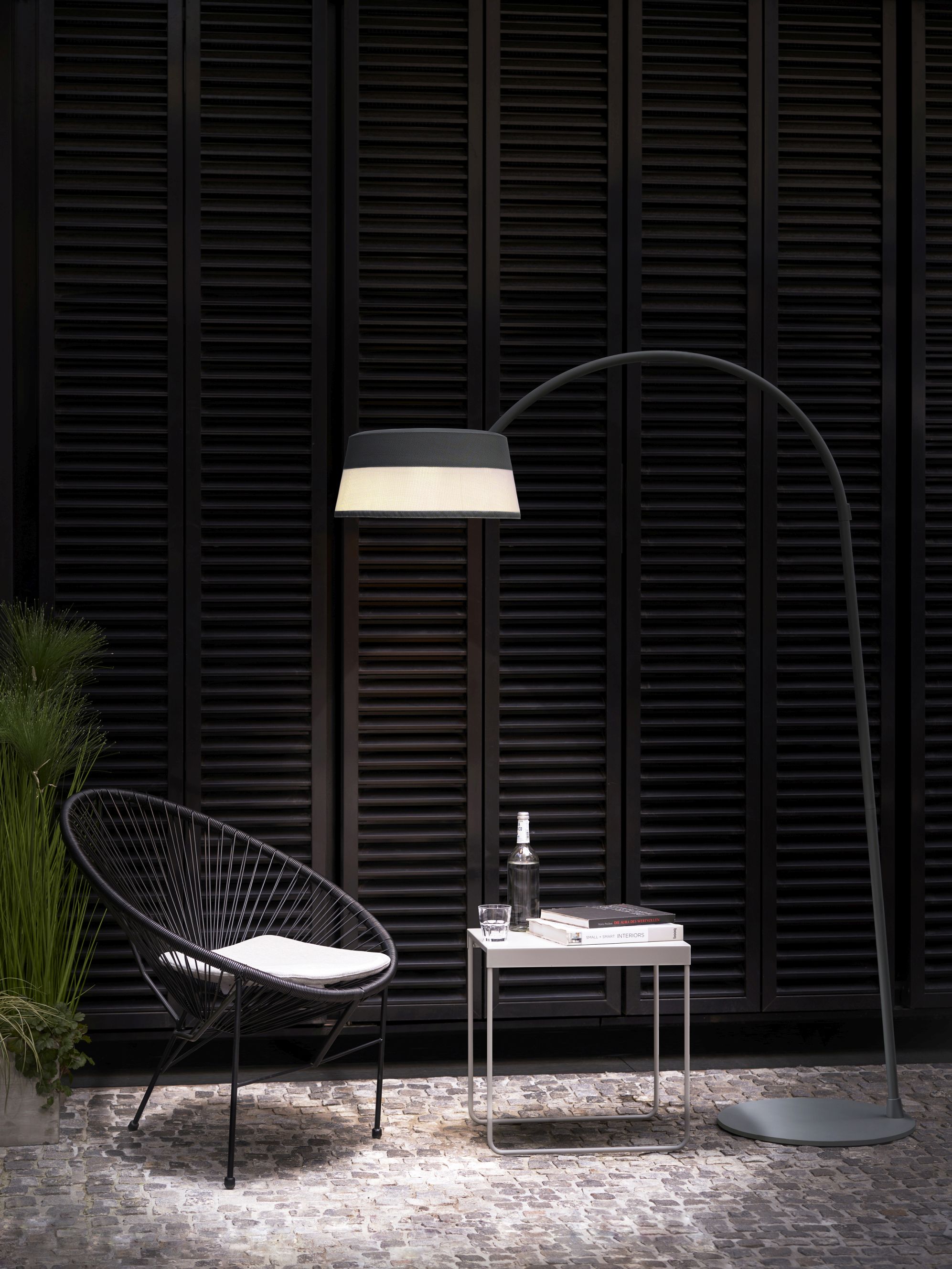 ISA-BELLE Solar Bogenleuchte von Moree, moderne Gartenleuchte mit Solarpanel und warmweißem Licht.