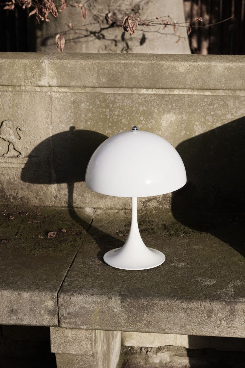 Panthella Portable Tischleuchte von Louis Poulsen in Opalweiß, Akku LED Lampe für Innen und Außen.