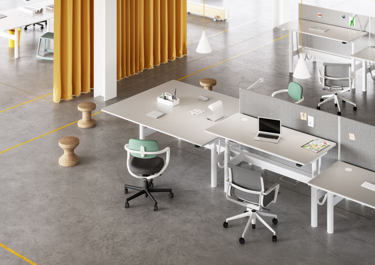 Helle Bürolandschaft mit mehreren höhenverstellbaren Tyde Schreibtischen von Vitra, Bürostühlen und gelben Vorhängen.