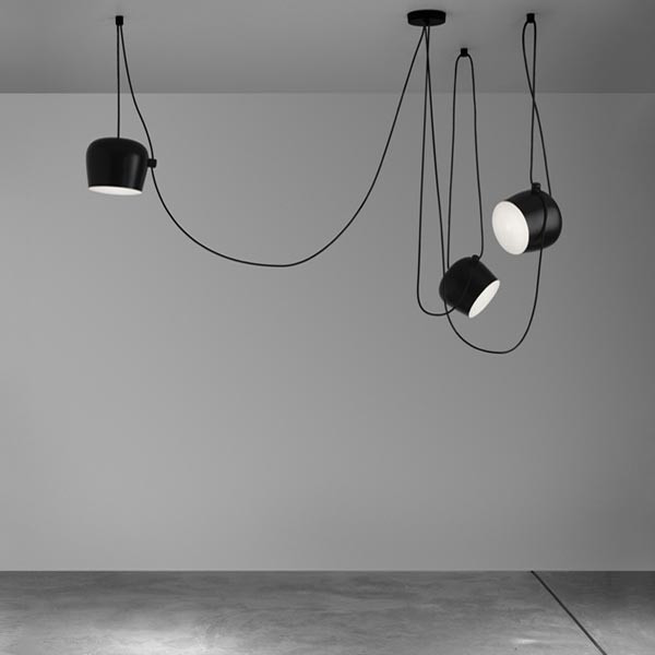 Schwarze Flos Pendelleuchte Aim, 3er Set, mit flexiblen Kabeln und minimalistischem Design.