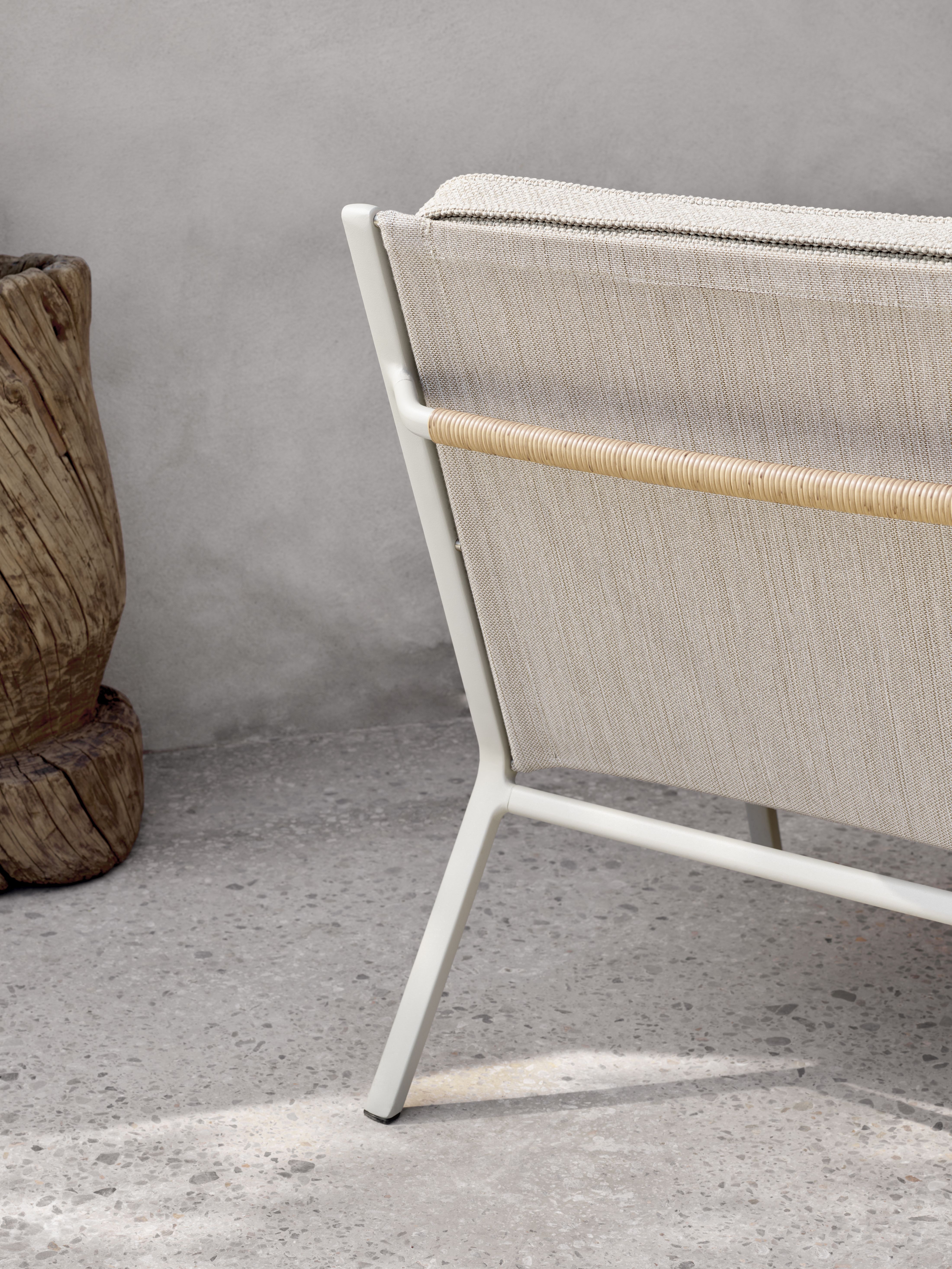Detailaufnahme des Vipp Open-Air Lounge Stuhls mit beigem Stoffbezug und weißem Metallrahmen für den Außenbereich.