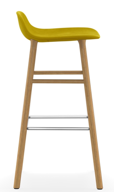 Gelber Form Barstool Barhocker von Normann Copenhagen mit Holzbeinen und Fußstütze aus Metall.