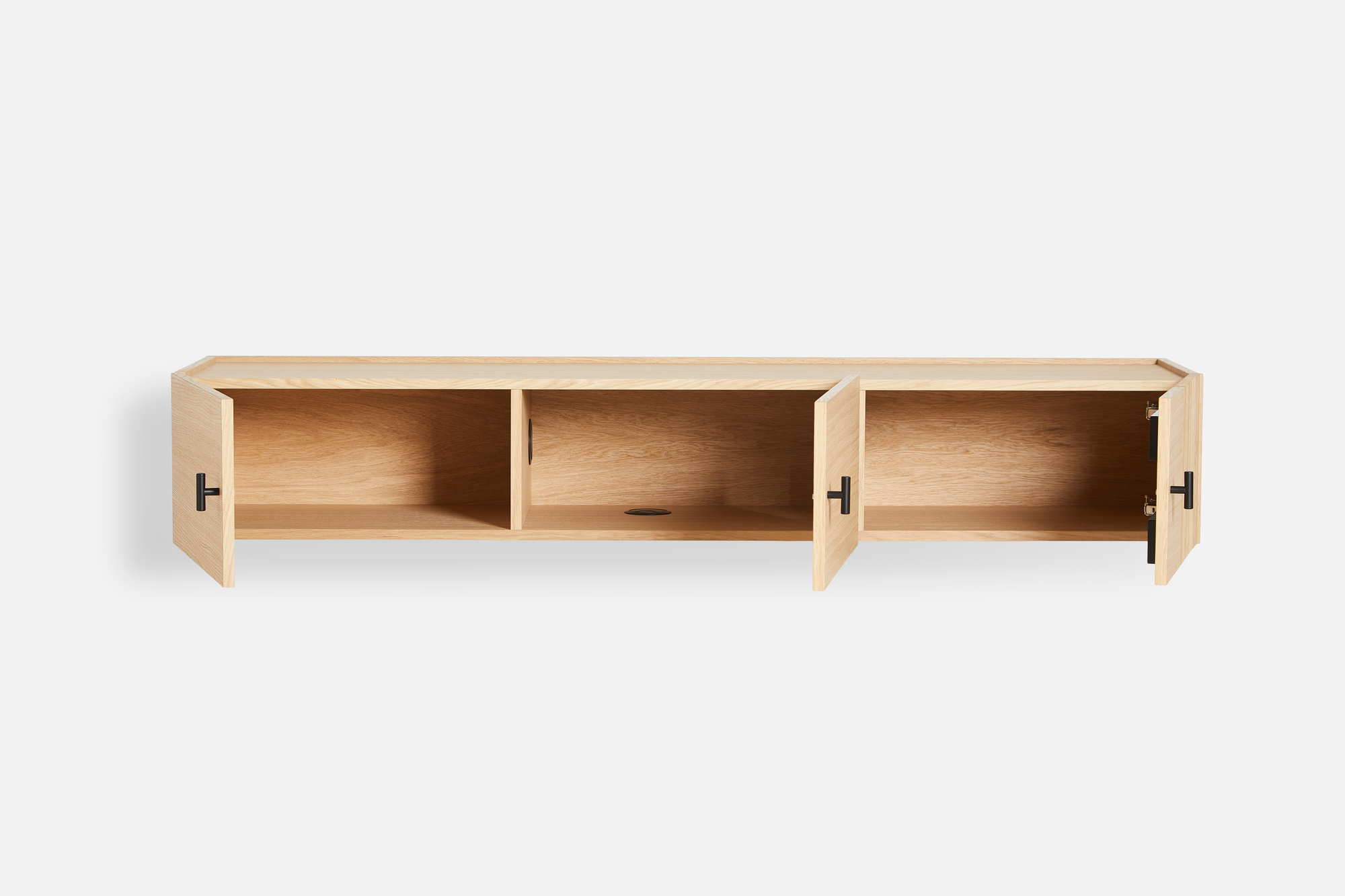 Woud Array Sideboard, wandmontiert, aus hellem Holz mit drei offenen Fächern und schwarzen Griffen.