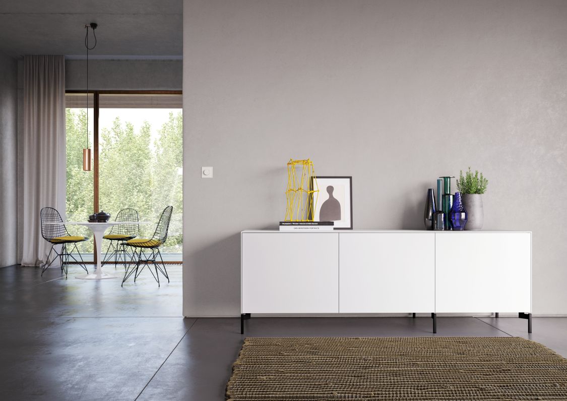 Modernes Wohnzimmer mit weißem Nex Pur Box Board von Piure, dekoriert mit Vasen und Kunstobjekten.
