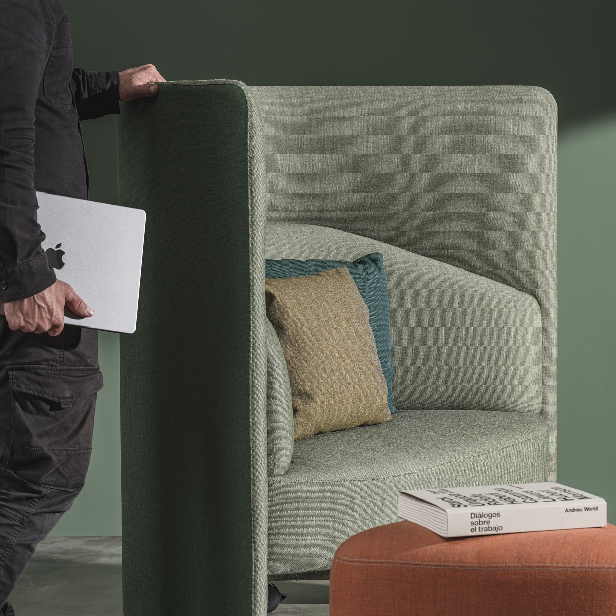 In Out Office Loungesessel mit hohem Panel von Andreu World, grüne Stoffpolsterung, komfortable Büromöbel.