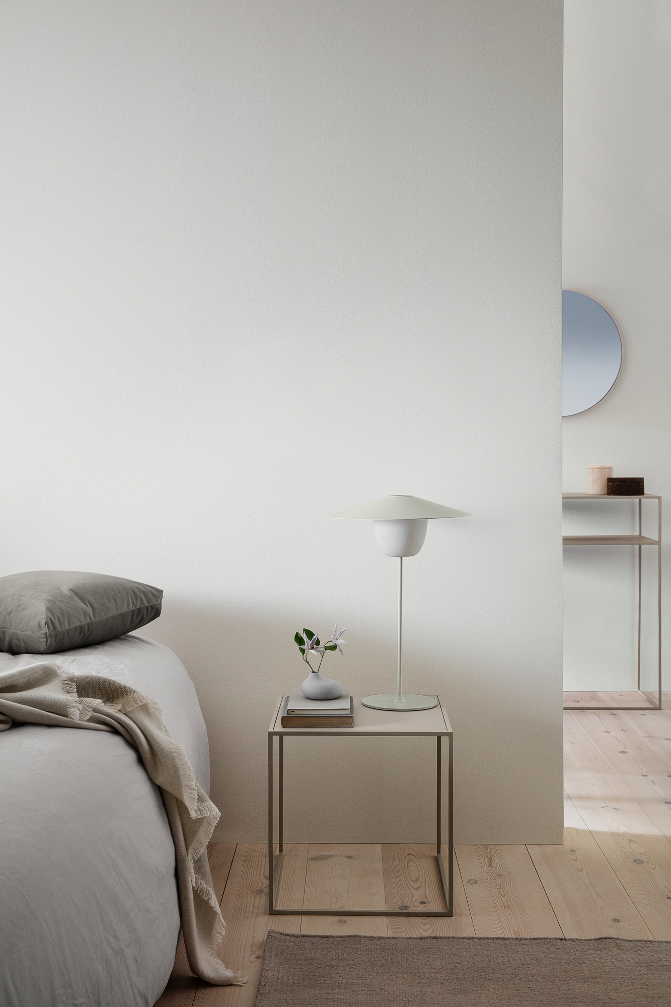 Ani Mobile LED Tischleuchte auf Nachttisch im Schlafzimmer, kabellose Akkuleuchte für stimmungsvolle Beleuchtung.