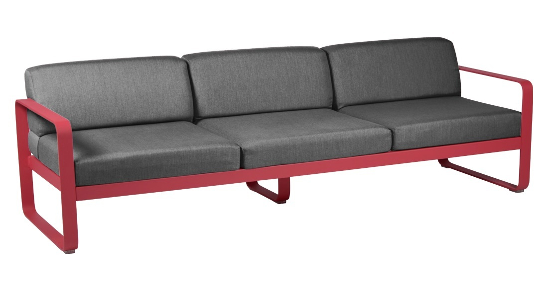 Bellevie Outdoor Sofa von Fermob, 3-Sitzer Gartensofa mit rotem Aluminiumrahmen und grauen Polsterkissen.