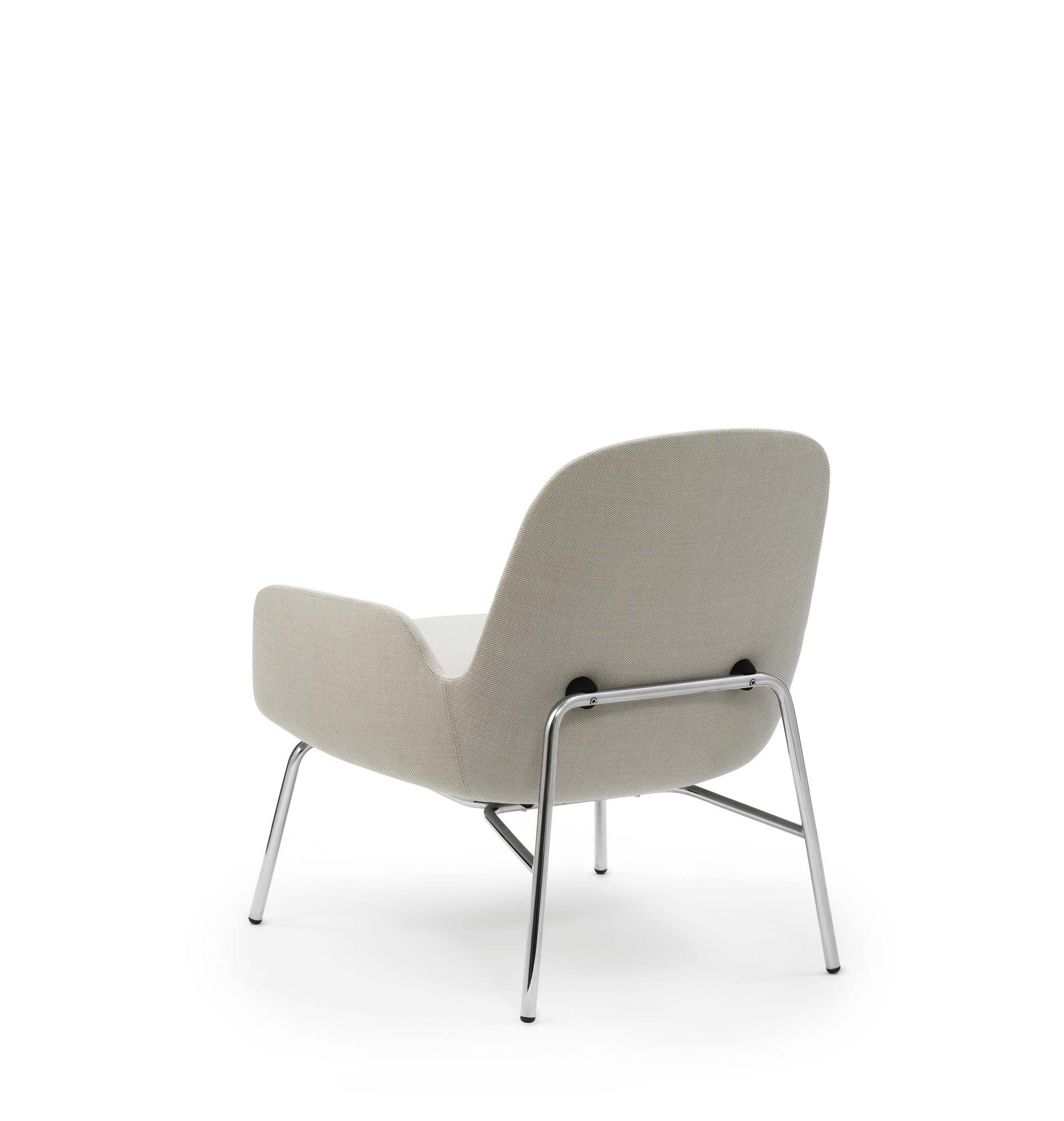 Rückansicht des Era Lounge Sessels von Normann Copenhagen mit niedrigem, verchromtem Stahlgestell.