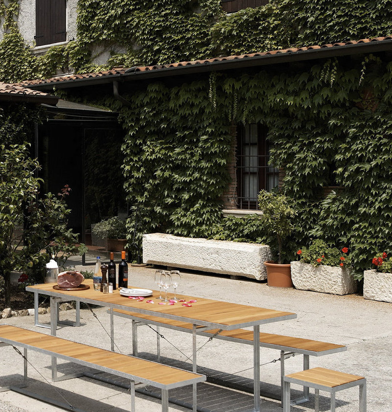 Jever Architekten Bank von Jan Kurtz: Gartenbank mit Tisch und Bänken im Freien.