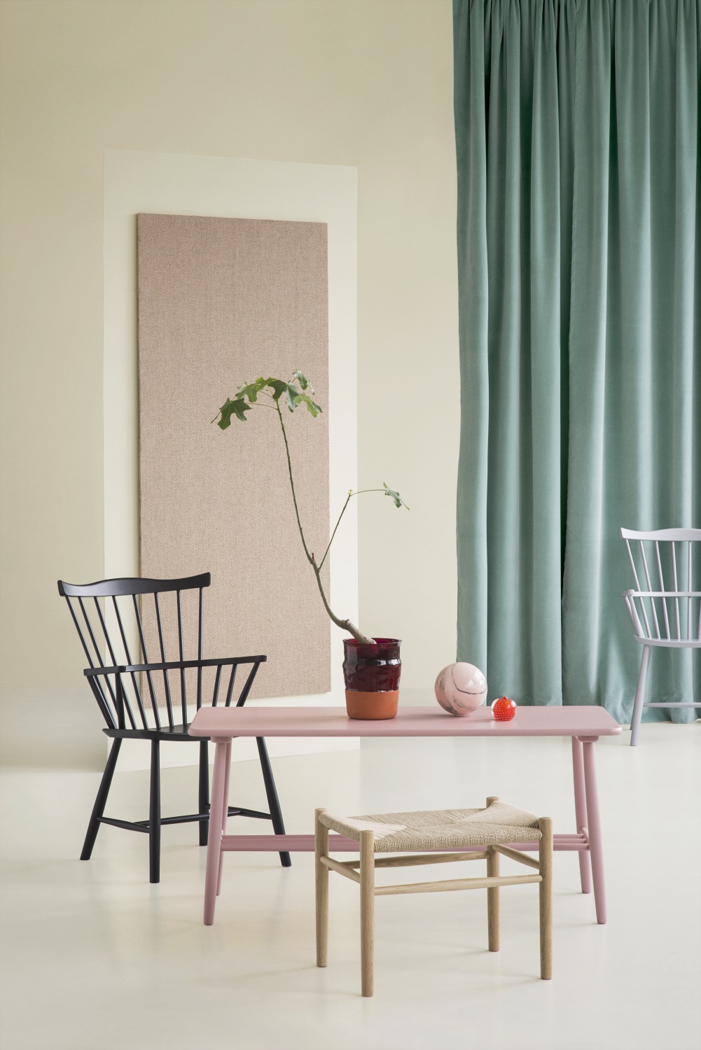 Stillleben mit Stühlen, Bank und Hocker in verschiedenen Farben, modernes Möbeldesign für Wohnzimmer und Esszimmer.