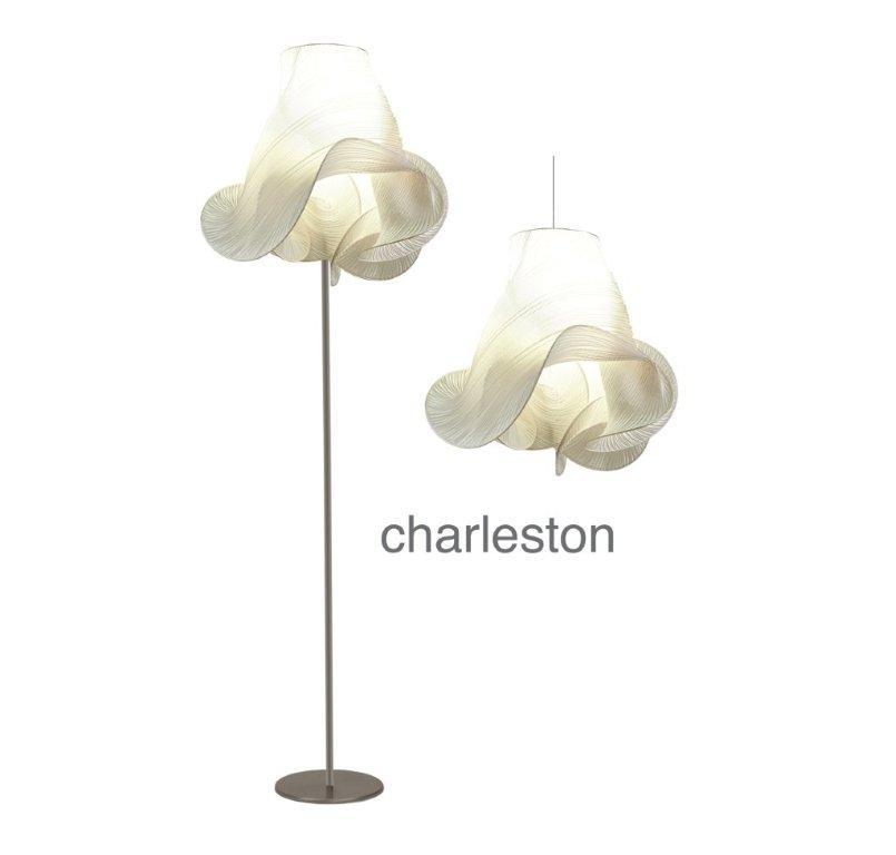 Charleston Stehleuchte mit weißem, blütenförmigem Lampenschirm und Pendelleuchte, modernes Design.