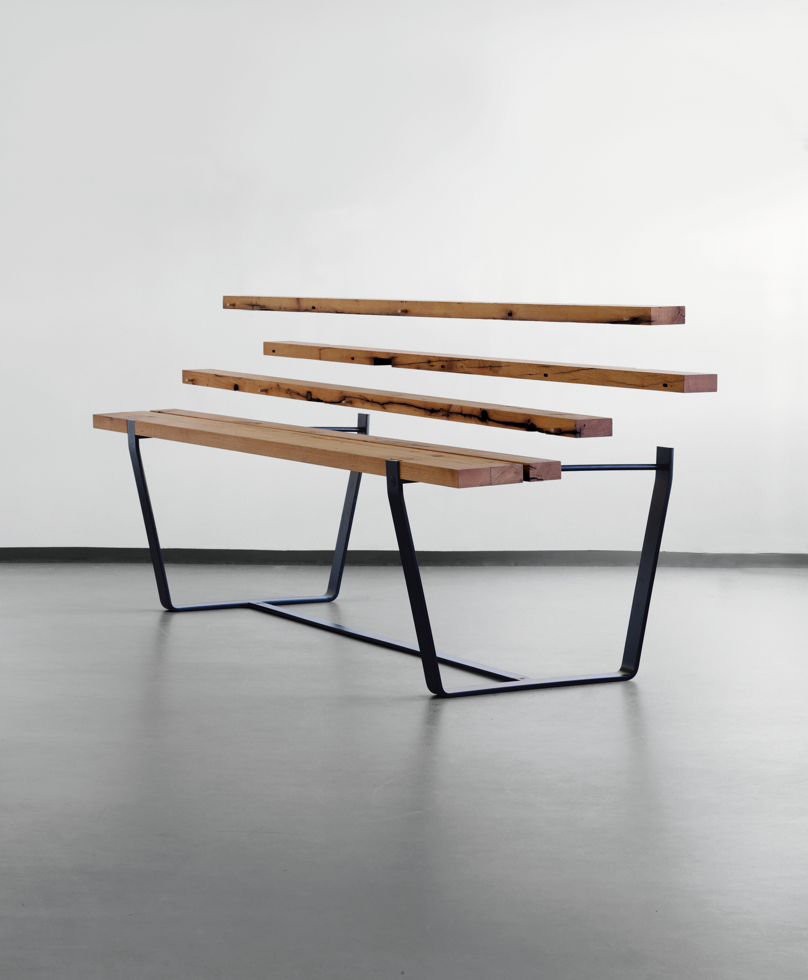 BB 11 Clamp Tisch von Janua: Moderner Esstisch aus Eiche gekalkt mit schwarzem Metallgestell.