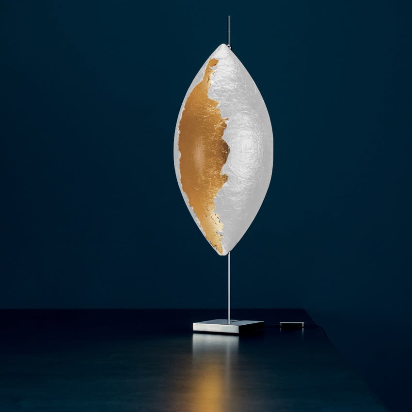 Malagolina Tischleuchte von Catellani & Smith: Weißes, blattförmiges Design mit Goldakzenten auf einem schlanken Metallfuß.
