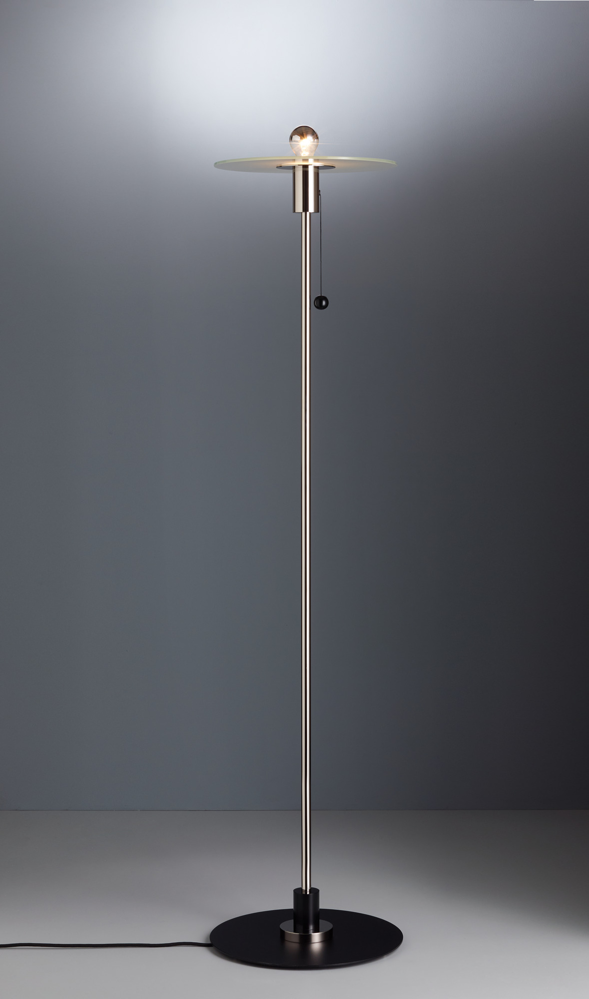 Elegante Bauhaus Stehleuchte BST 23 von Tecnolumen mit rundem Lampenschirm und Zugschalter.