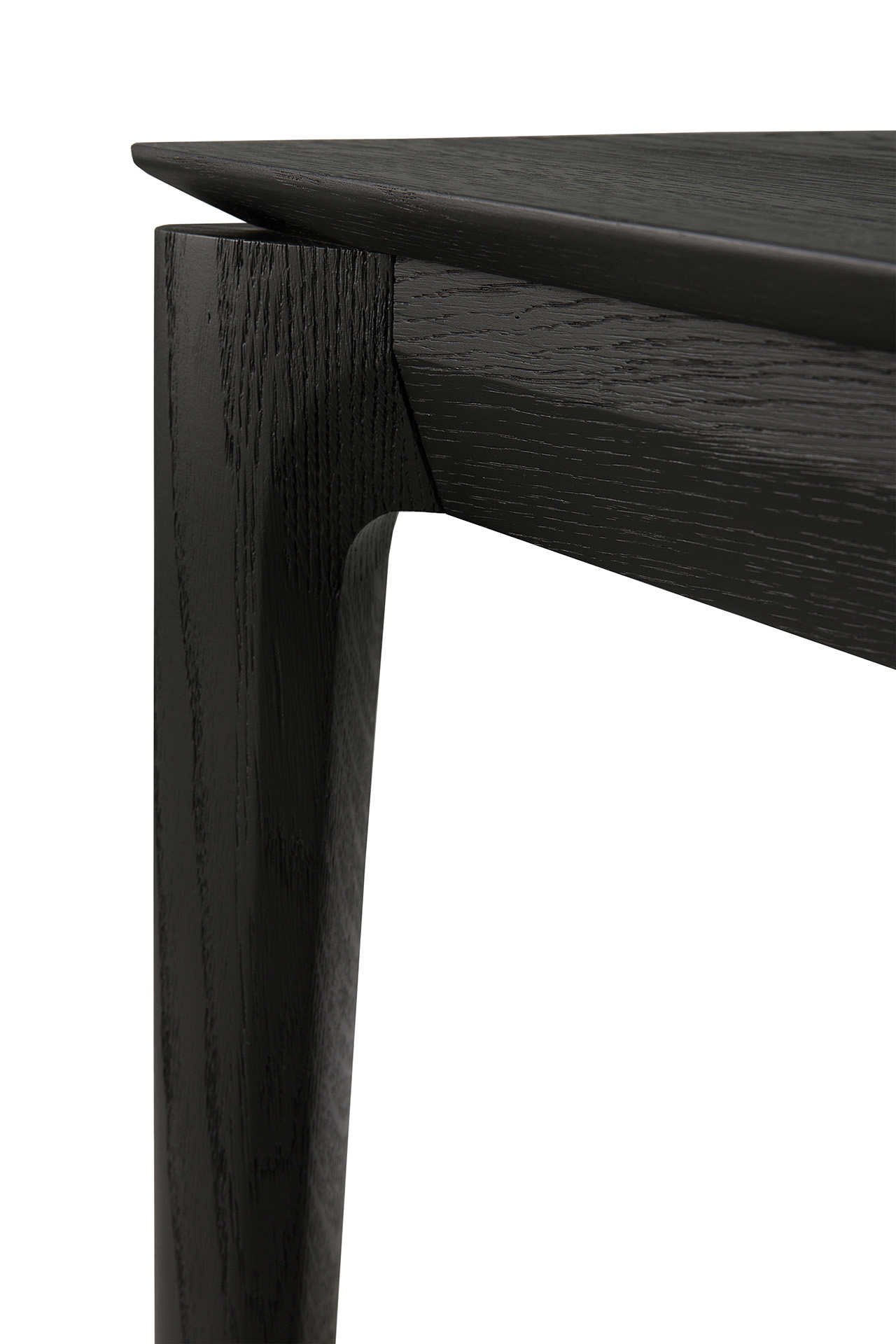 Detailaufnahme vom Ethnicraft Bok Esstisch aus schwarzem Eichenholz, modernes Design für Esszimmer.