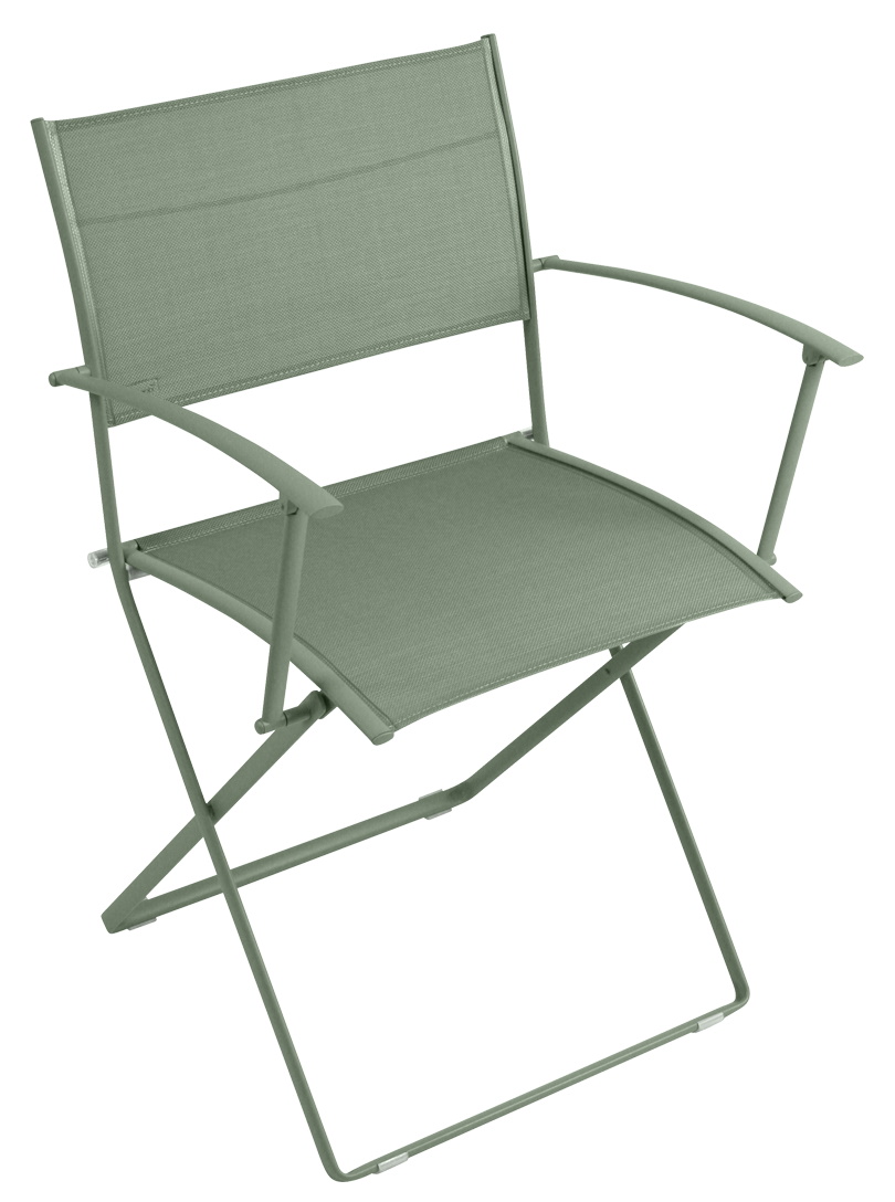 Fermob Plein Air Stuhl in Salbei Grün, Outdoor Klappstuhl mit Armlehnen für Garten und Balkon.
