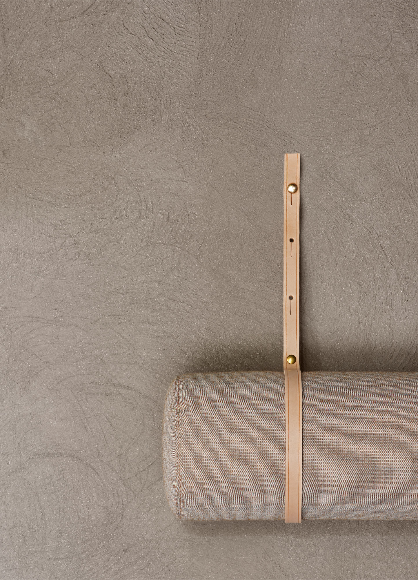 Detailaufnahme des Carl Hansen BM0865 Daybed Tagesbetts mit hellbraunem Lederriemen vor einem grauen Hintergrund.