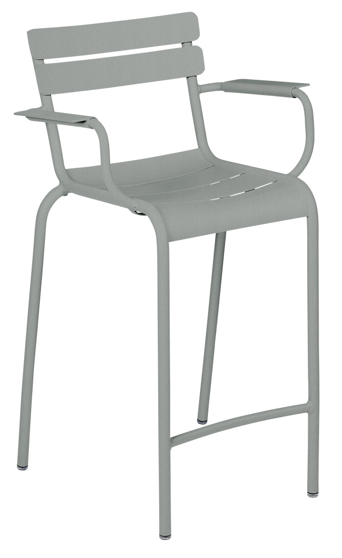 Luxembourg Barhocker von Fermob für den Außenbereich, aus Aluminium in hellgrau, mit Armlehnen.
