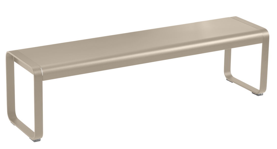 Bellevie Bank von Fermob, eine moderne Outdoor-Bank aus Metall in sanftem Beige.