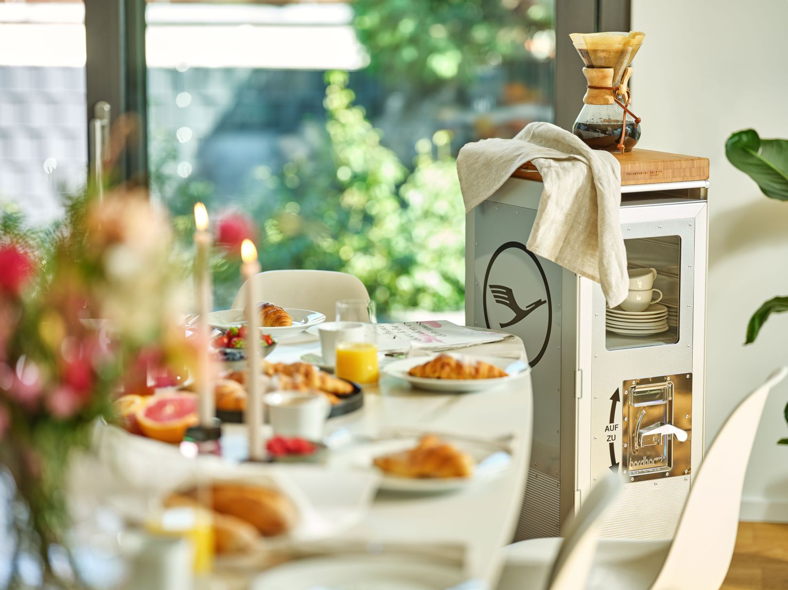 Lufthansa Flugzeugtrolley Bordbar im Wohnambiente, mit Kaffeebereiter und Geschirr, ideal als Möbelstück und Bar.