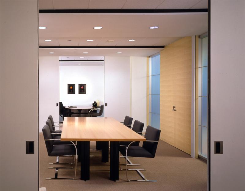 Konferenzraum mit langem Holztisch und Brno Tubular Stühlen von Knoll International mit Rundrohr-Gestell.