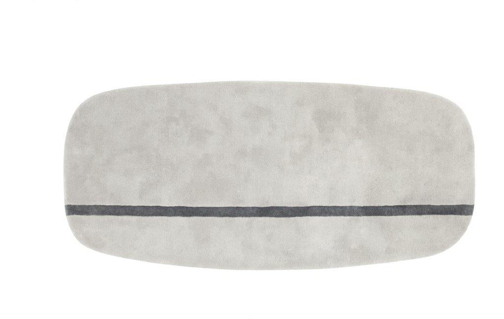 Oona Teppich von Normann Copenhagen, hellgrauer Wollteppich mit dunklem Streifen, modernes Design für Wohnzimmer.