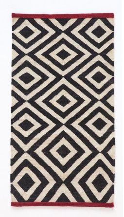 Nanimarquina Teppich mit grafischem Rautenmuster in Schwarz und Beige, roter Rand. Moderner Teppich für Wohnräume.