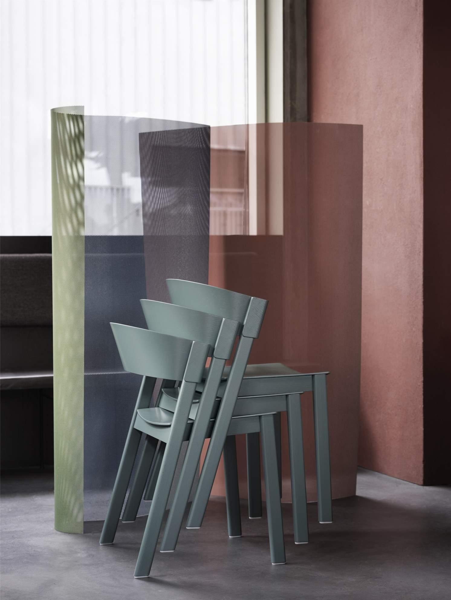 Gestapelte, grüne Cover Side Chairs von Muuto, moderne Holzstühle für Esszimmer und Wohnbereich.