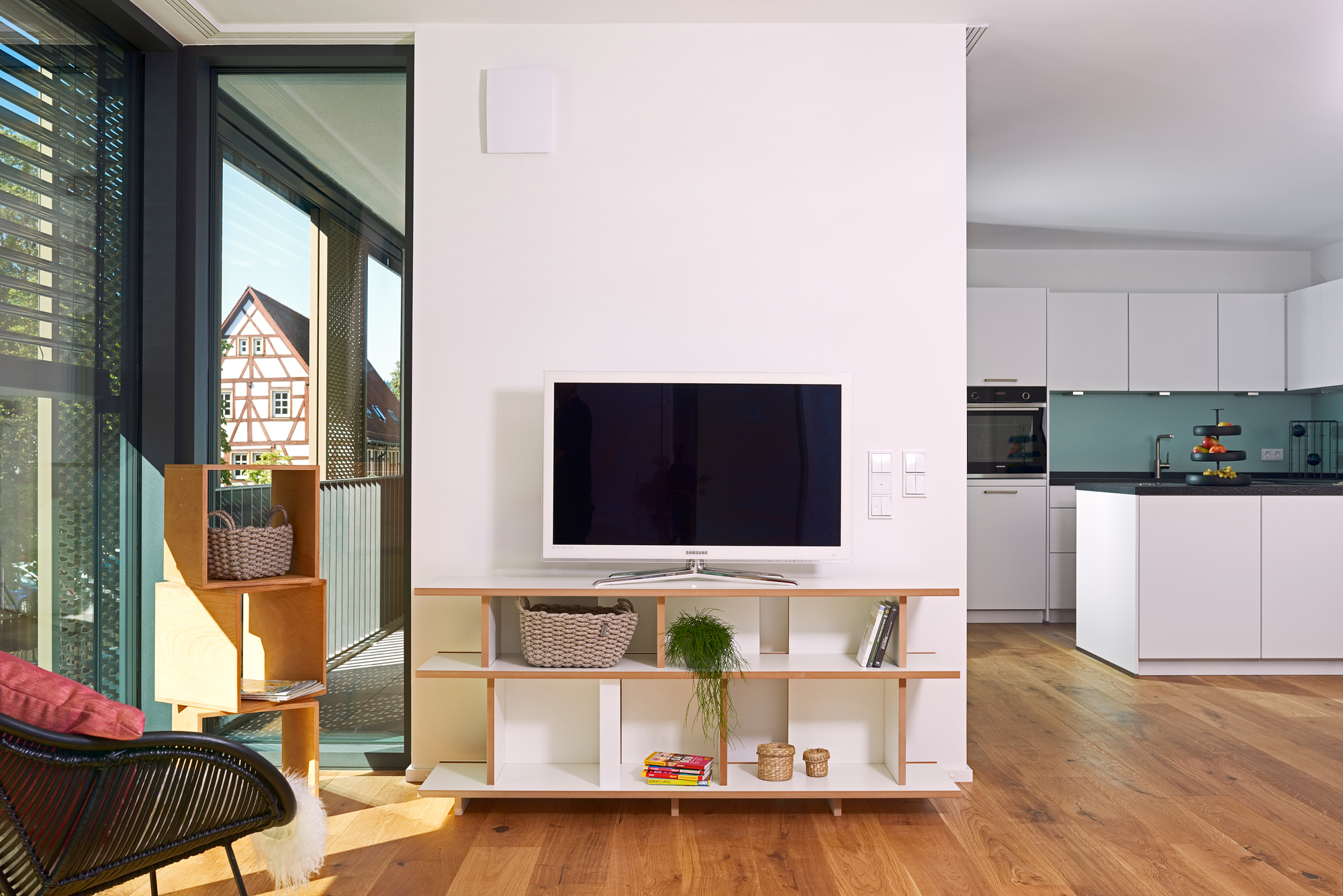Tojo Stell Regal Grundmodul, weißes TV-Lowboard mit Fächern im modernen Wohnzimmer.