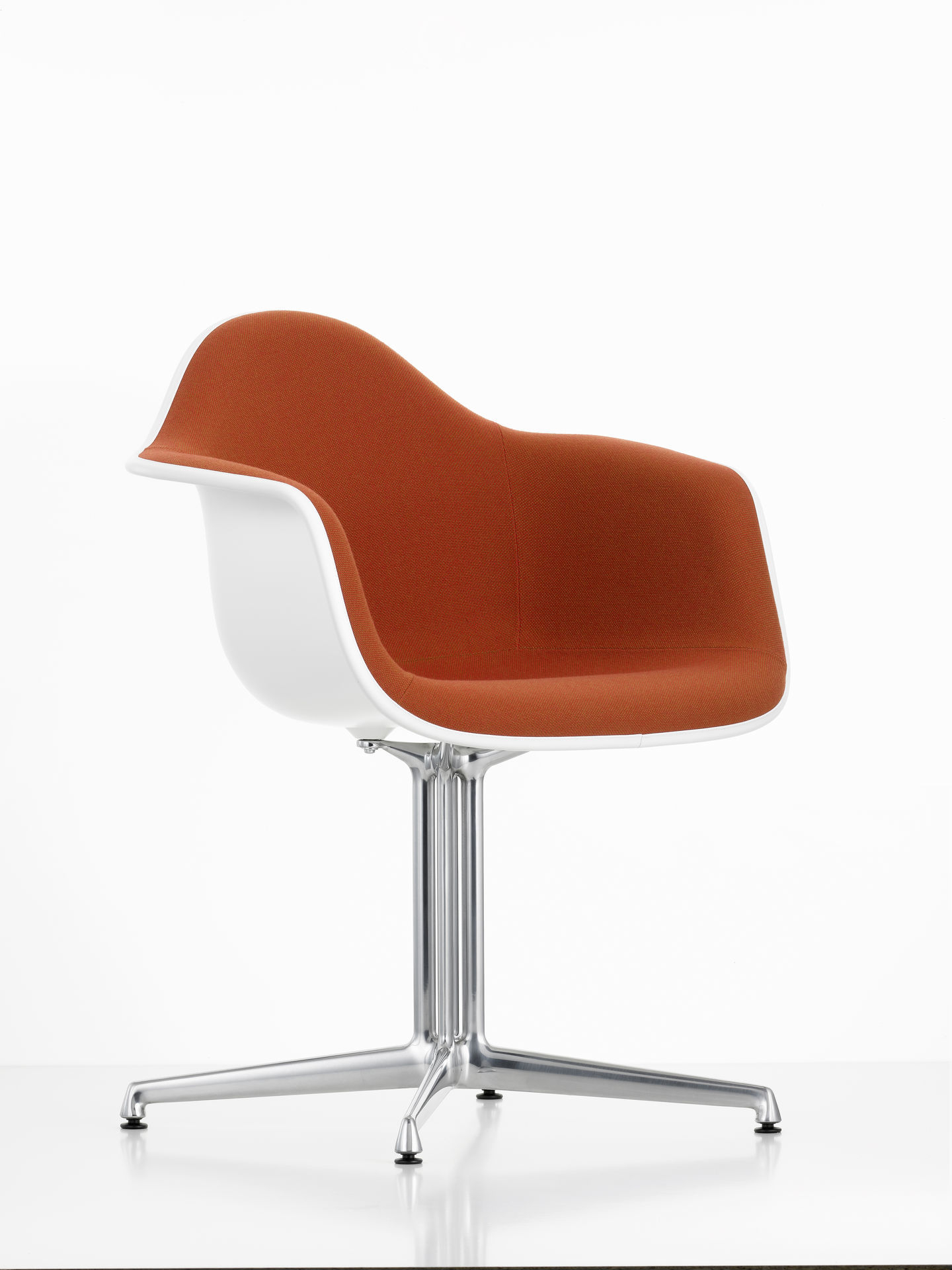 Vitra Eames Plastic Arm Chair DAL, vollgepolsterter Stuhl mit orangefarbenem Stoffbezug und weißer Sitzschale.