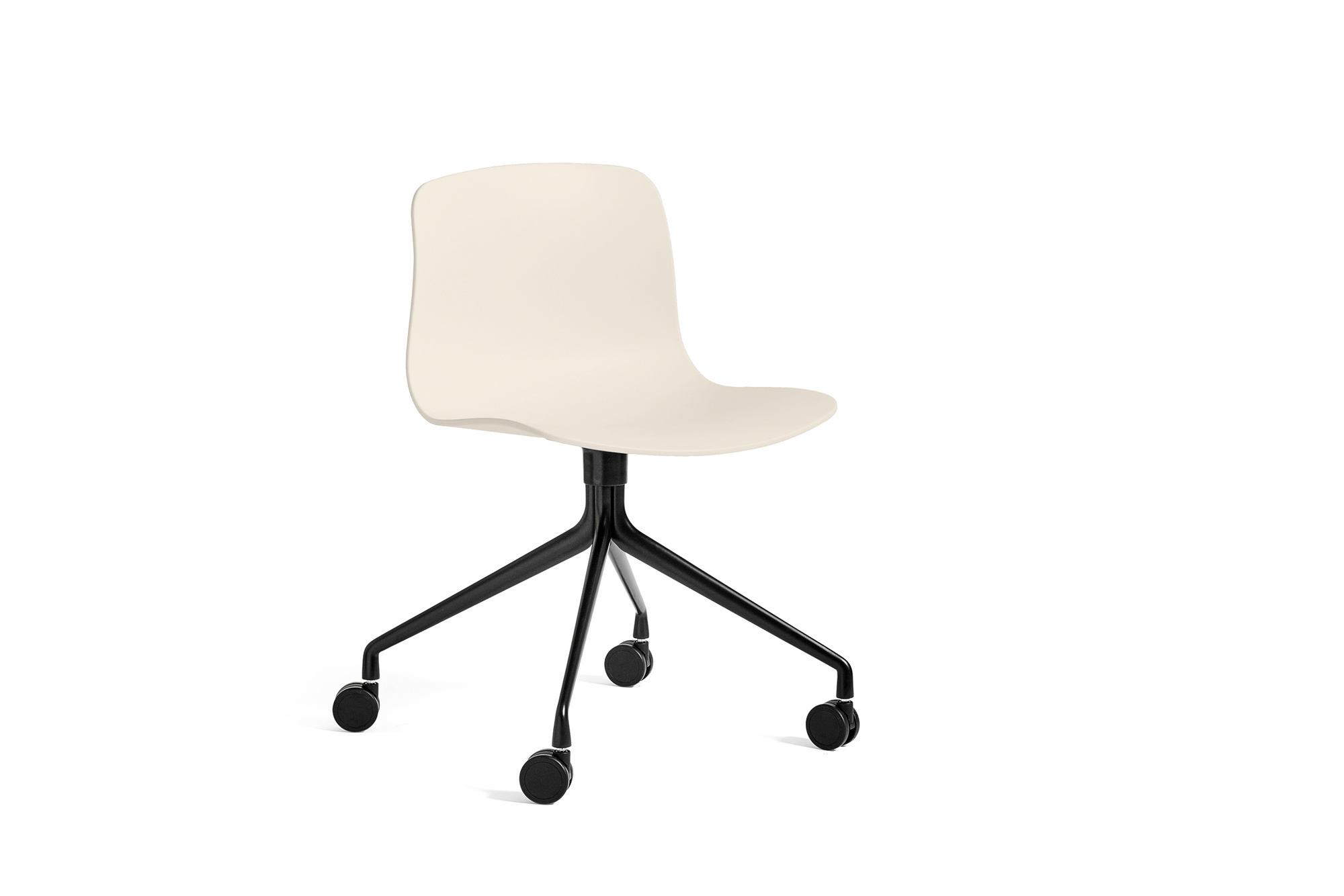 Beiger About a Chair AAC 14 Stuhl von Hay mit schwarzem Drehgestell und Rollen.