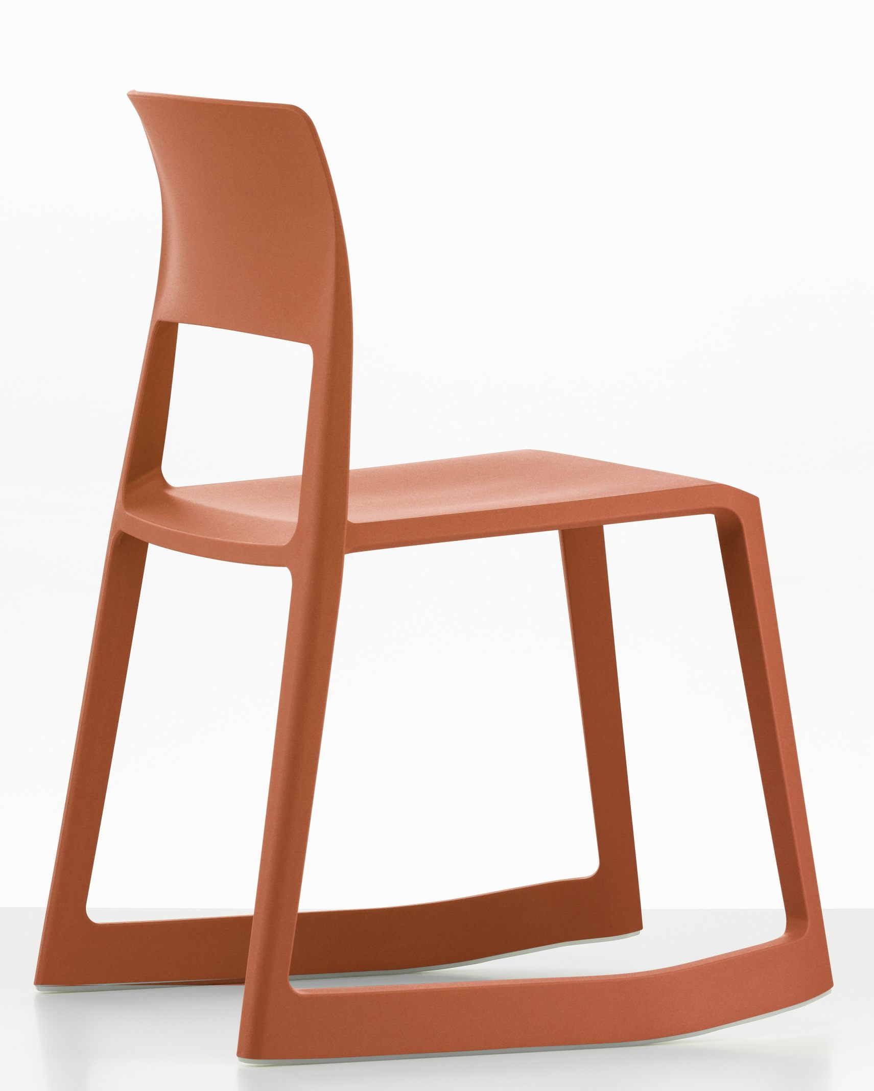 Vitra Tip Ton RE Stuhl in Koralle: Moderner Kunststoffstuhl mit einzigartigem Kippmechanismus für ergonomisches Sitzen.