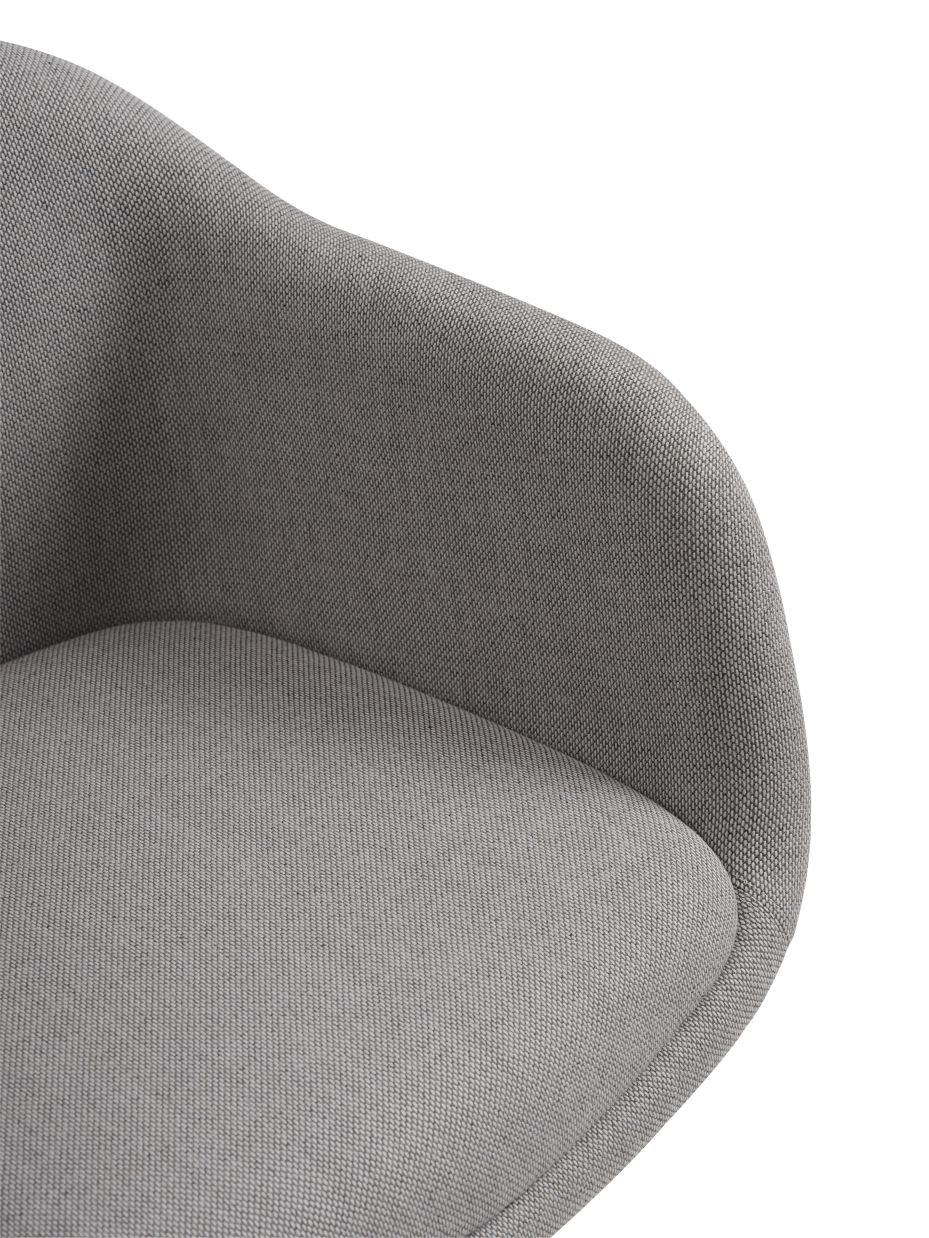 Detailaufnahme des grauen, gepolsterten Fiber Armchair von Muuto, ideal als Konferenzstuhl oder Bürostuhl.