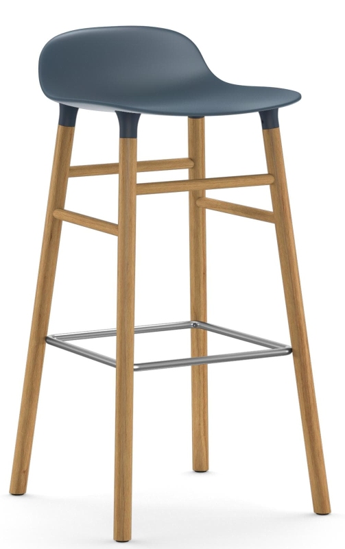 Normann Copenhagen Form Barhocker H 75 cm mit blauer Sitzfläche und Holzbeinen.