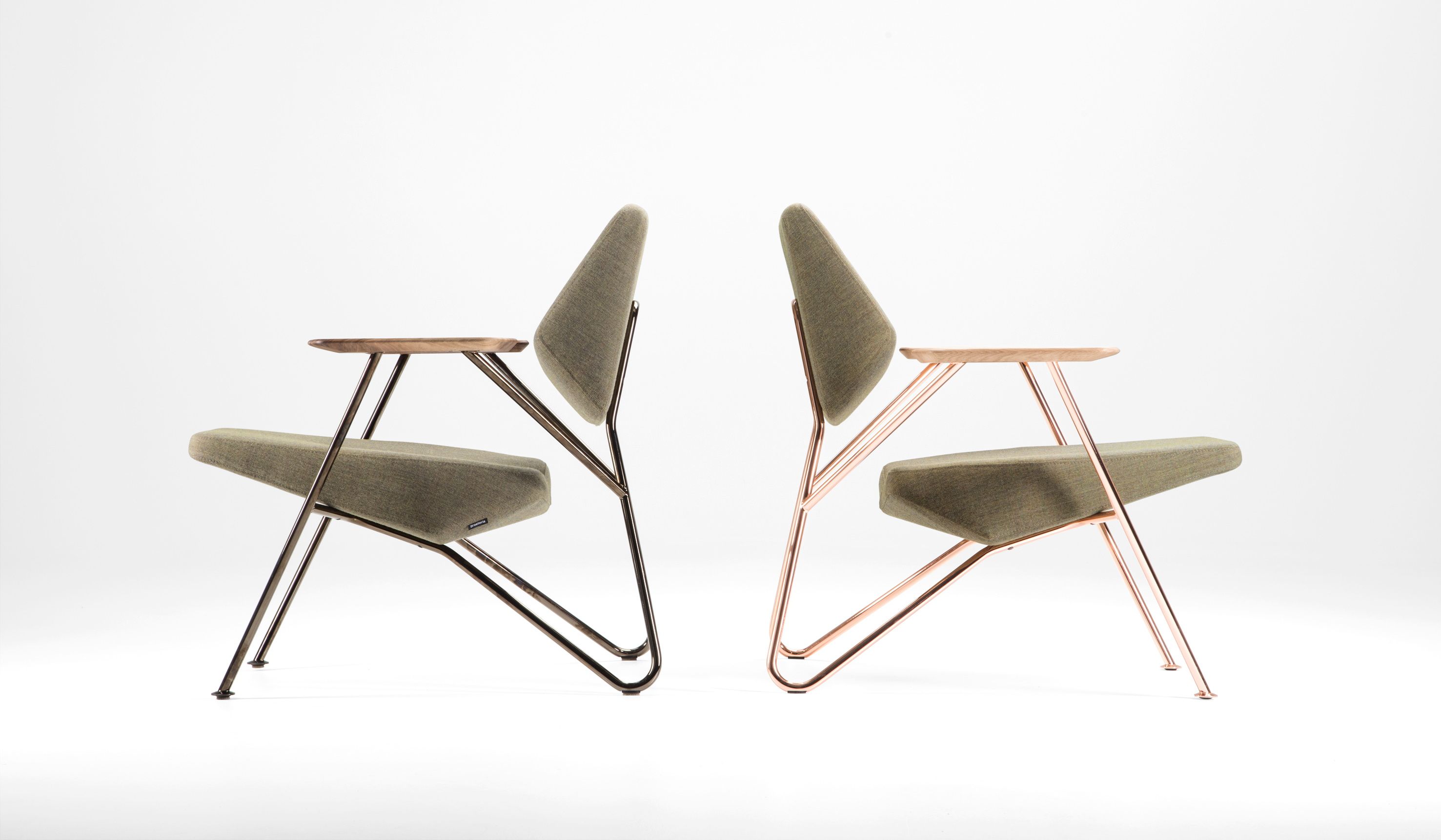 Zwei Prostoria Polygon Sessel für Indoor und Outdoor, olivgrüner Stoffbezug, Metallgestell in Schwarz und Kupfer.