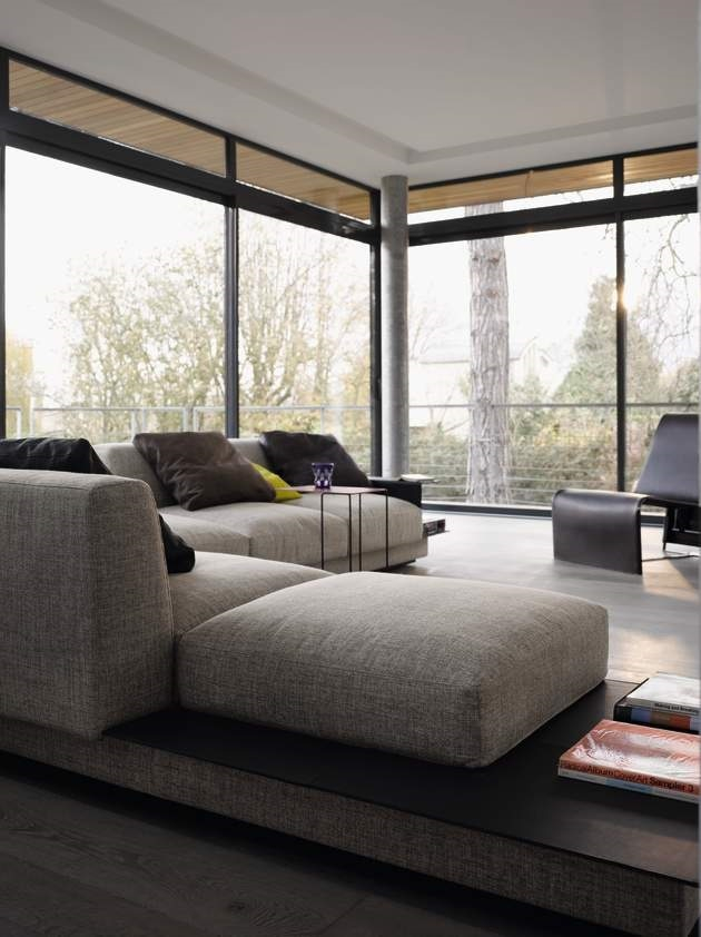 Moderner Wohnraum mit Walter Knoll Oki Beistelltisch in Schwarz neben einem grauen Sofa.