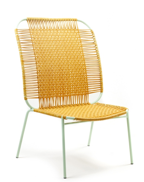 Ames Cielo Lounge Chair: Hochwertiger Outdoor-Stuhl mit gelbem Webmuster und hellem Gestell.