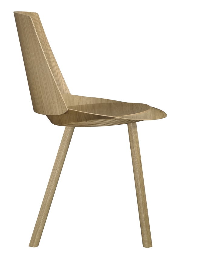 CH04 Houdini Stuhl von e15 aus hellem Holz, modernes Design mit drei Beinen.