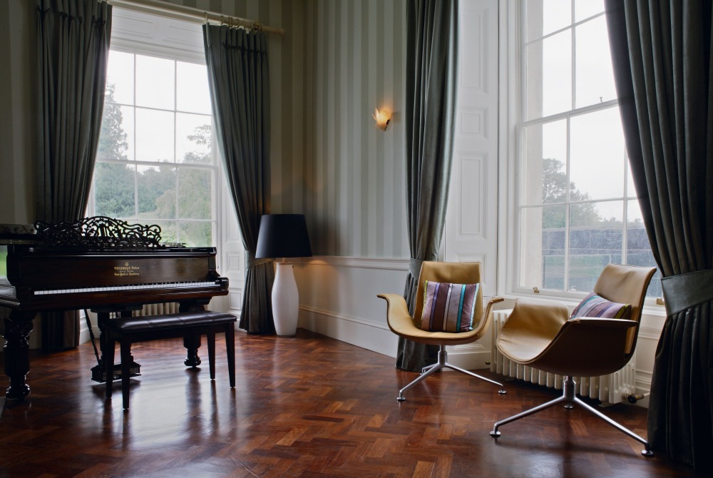 Zwei FK 6725-3G Sessel von Walter Knoll in einem eleganten Wohnzimmer mit Parkettboden.