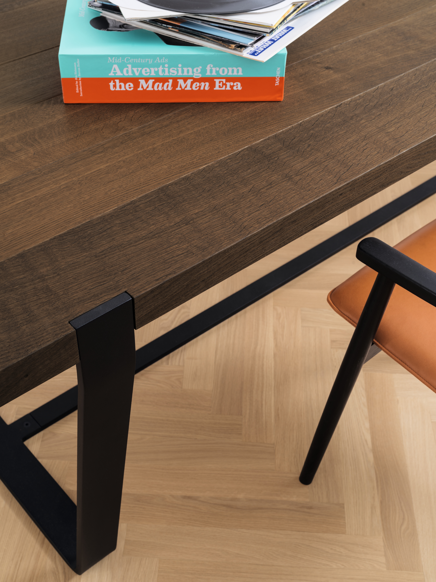 Detailaufnahme vom Janua BB 11 Clamp Tisch mit Nussbaumplatte und schwarzem Metallgestell, Bücher auf dem Tisch.