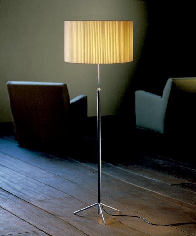 Pie de Salon Stehleuchte von Santa & Cole mit plissiertem Lampenschirm und Stativfuß im Wohnzimmer.