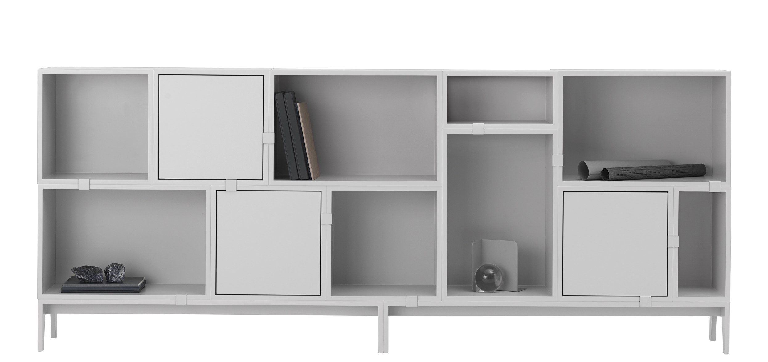 Hellgraues Stacked Regalsystem von Muuto mit sieben Fächern, teils offen, teils mit Türen.