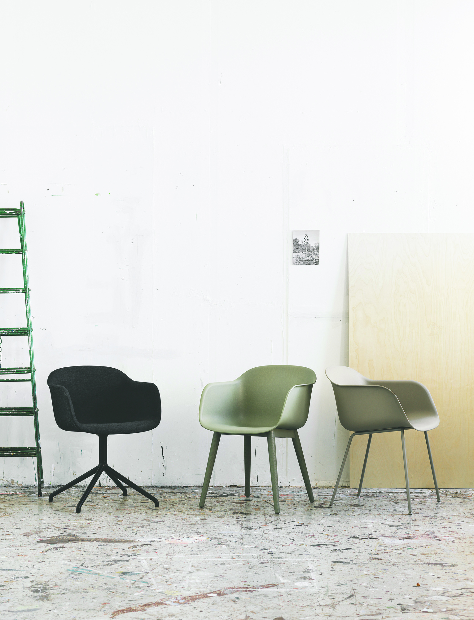 Drei Fiber Armchair Stühle von Muuto in Schwarz, Olivgrün und Grau mit Holz- und Metallbeinen.