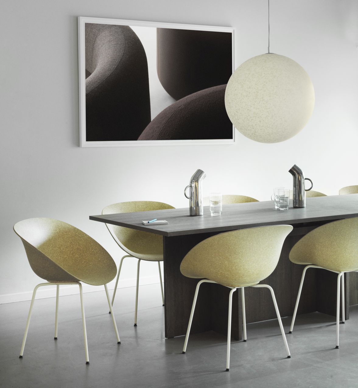 Mat Armchair von Normann Copenhagen, ein moderner Armlehnenstuhl mit Stahlgestell in einem Esszimmer-Setting.