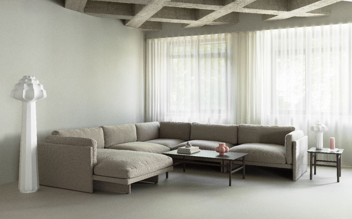 Helle Wohnzimmer-Szene mit beigem Ecksofa, Couchtisch und der weißen Phantom Floor Stehleuchte von Normann Copenhagen.